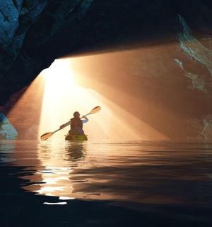 洞穴中皮划艇上的一个人