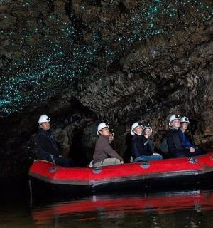 Skupina lidí v červené lodi v jeskyni