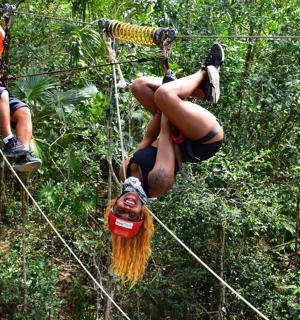 两个人在丛林中滑索