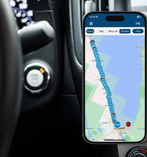 mobilní telefon v autě s mapou