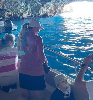 一群人在水中的船上