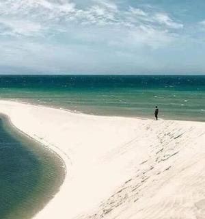 站在海边沙滩上的人