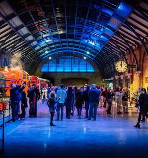 一群人站在火车站