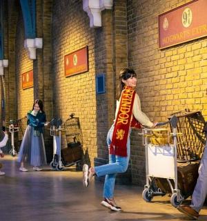 一群人在地铁站等车