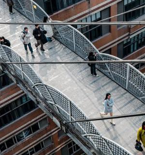 一群人走下建筑物的螺旋楼梯