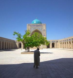 一名男子站在一座清真寺前