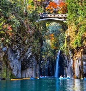 en bro over et vandområde med et vandfald