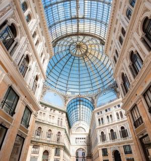 一座大楼里有玻璃天花板的大楼