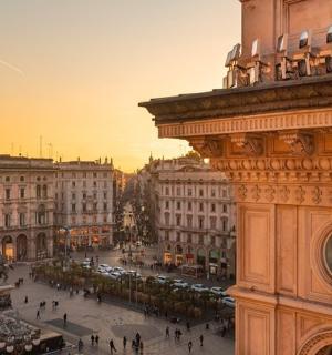 Blick auf eine Straße in einer Stadt mit Gebäuden