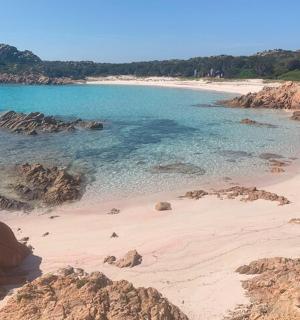 水中岩石遍布的海滩景观