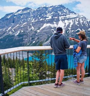Ein Mann und eine Frau machen ein Foto von einem Berg