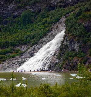 一群人站在瀑布前