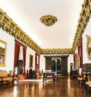 建筑物内摆放着桌椅的华丽房间