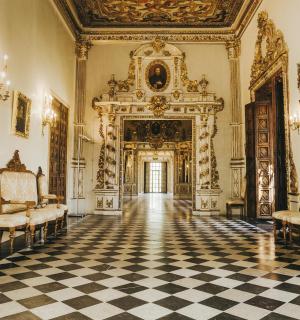 一间有两把椅子和一扇大门的华丽房间