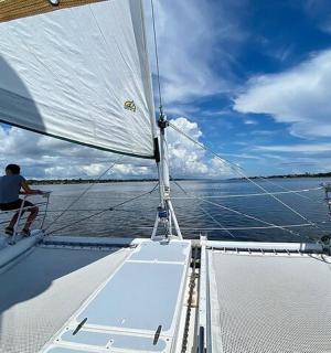 水上帆船上的一男一女