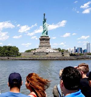 一群人看着自由女神像