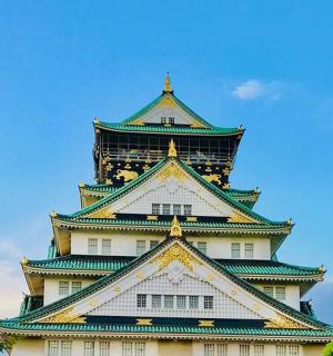 一座高塔，背后有蓝天