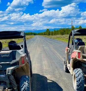 divi kvadracikli novietoti uz zemes ceļa