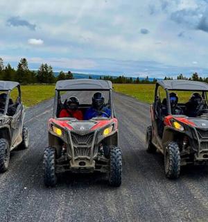 en gruppe mennesker, der kører i ATV'er på en vej