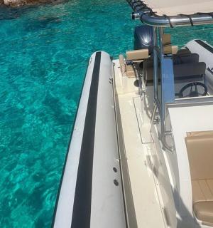 水上有座位的船