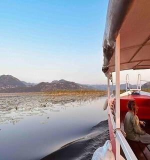 一群人在水上的船上