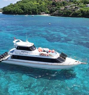 一艘白色的小船漂浮在蓝色的海水中