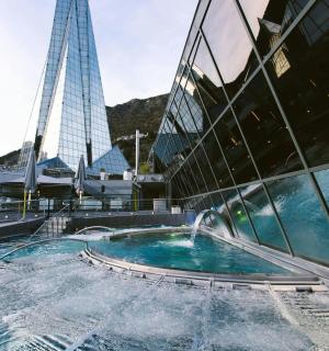 一个游泳池，背景是两栋高楼