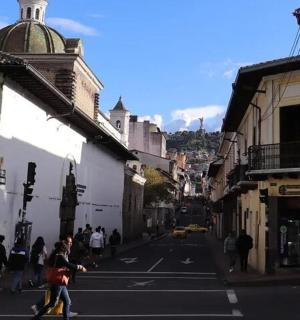 一群人在城市里过马路