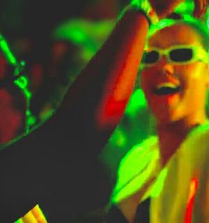 一名戴着墨镜和护目镜的男子