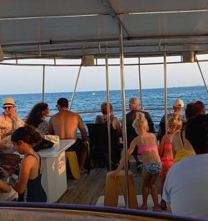 一群人在水中的船上