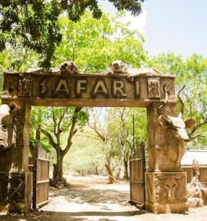 带有大象标志的动物园入口