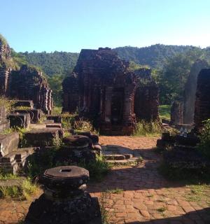 以群山为背景的寺庙景观