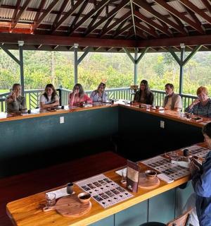 skupina lidí sedících u baru