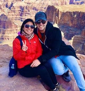 Muž a žena pózují pro fotografii u Grand Canyonu