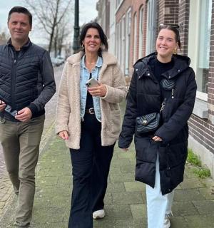 几个人走在街上