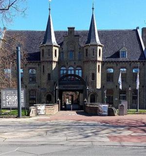 一座大型砖砌建筑,顶部有两座塔楼