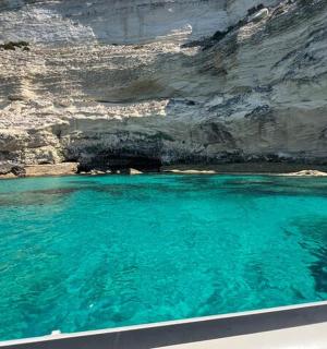 山洞里有一池蓝色的大水池