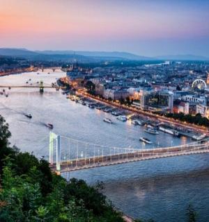 河上的一座桥和夜晚的城市