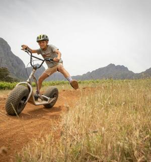 muž jedoucí na terénním kole po nezpevněné cestě