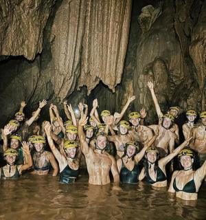 一群人在洞穴里的水中