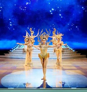 skupina tanečníků na pódiu během představení