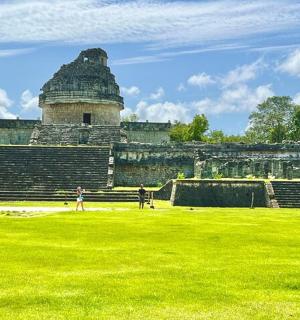 一群人站在金字塔前