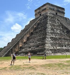 一群人站在金字塔前