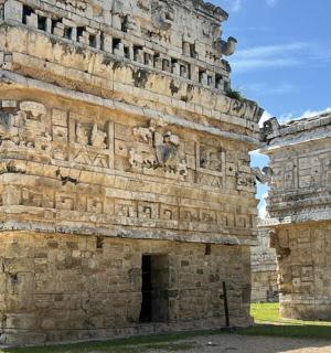 一座侧面有铭文的大楼