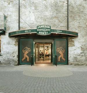 商店入口处,门敞开着