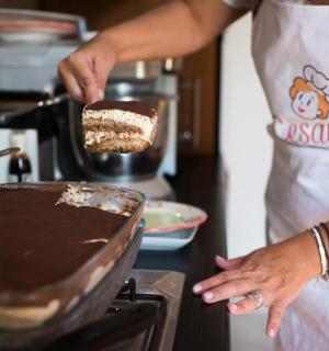 一位女士正在厨房准备巧克力蛋糕