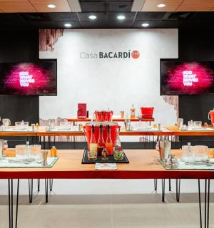 桌子上放着玻璃杯的餐厅