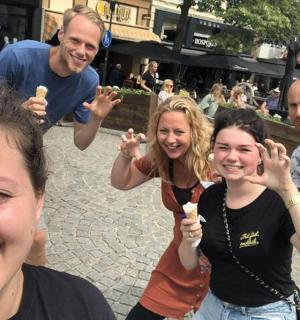 一群人拿着冰淇淋合影