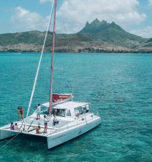 水中央的一艘白色帆船