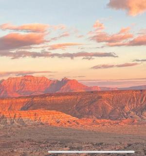 沙漠景观,背景为群山